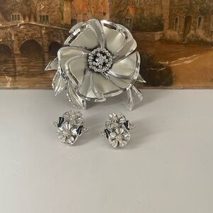 Elegant Silver Floral Earrings Set
